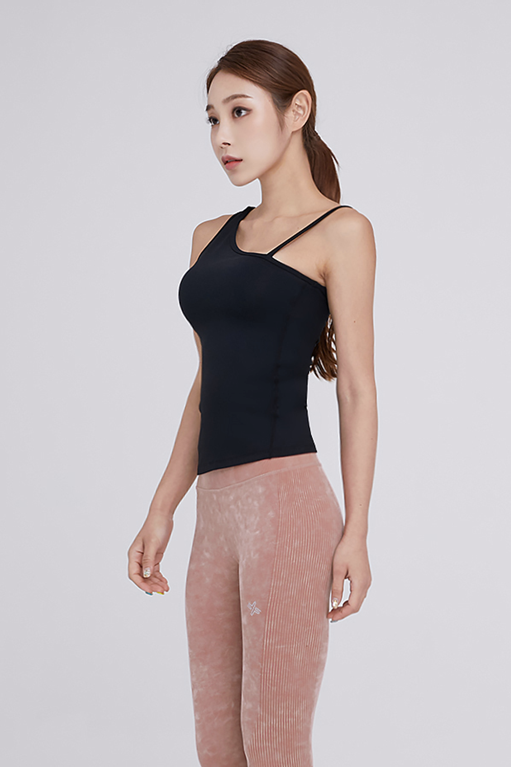One-shoulder tílko na jógu černé